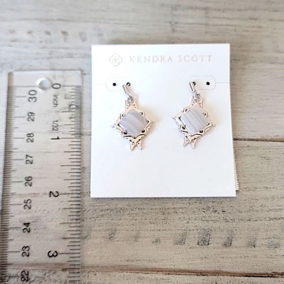 NWT KENDRA SCOTT CASS GRAY BANDED AGATE EARRINGS - Picture 3 of 5